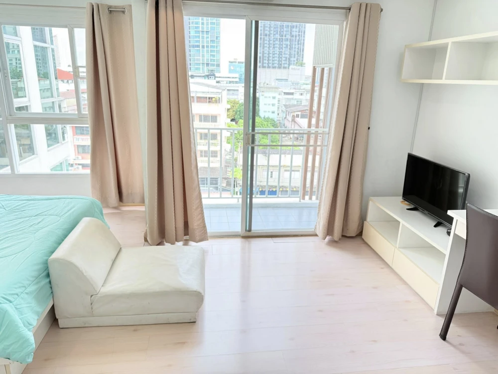 ให้เช่า The Viva condo Sathorn-Taksin ตกแต่งด้วยเฟอร์นิเจอร์โทนสีขาวสบายตา มีระเบียง ย้ายกระเป๋าพร้อมอยู่ทันที