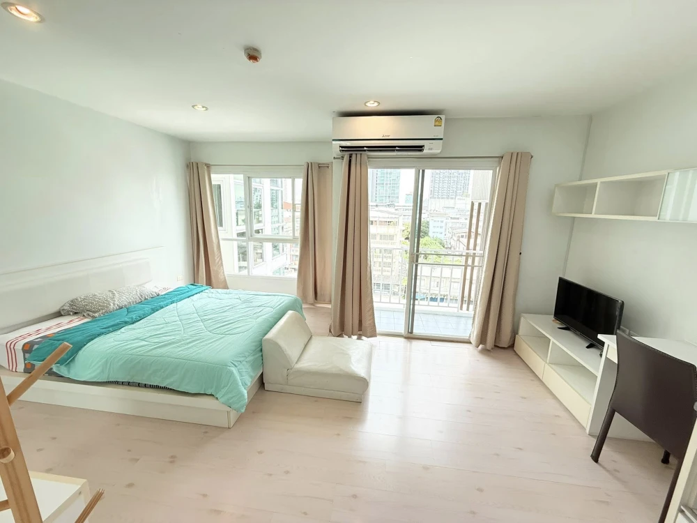 ให้เช่า The Viva condo Sathorn-Taksin ตกแต่งด้วยเฟอร์นิเจอร์โทนสีขาวสบายตา มีระเบียง ย้ายกระเป๋าพร้อมอยู่ทันที