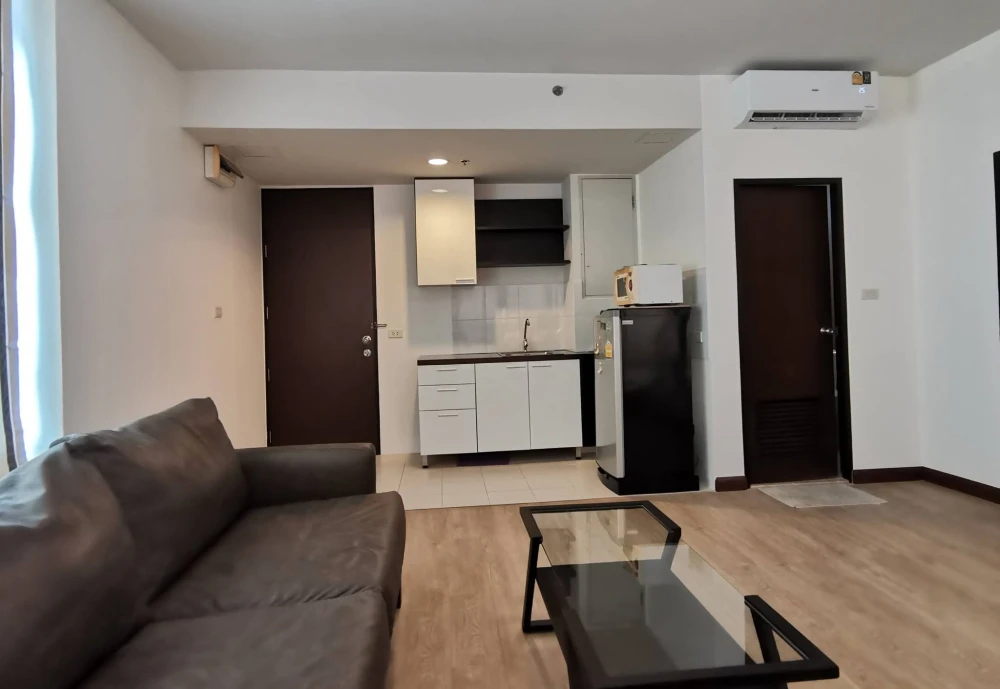 ให้เช่า The ​Zest condo ห้องอยู่ชั้นสูงมากๆ พื้นที่กว้างขวาง ได้วิวเมือง ทั้ง 2 ด้าน รีบจองเลย