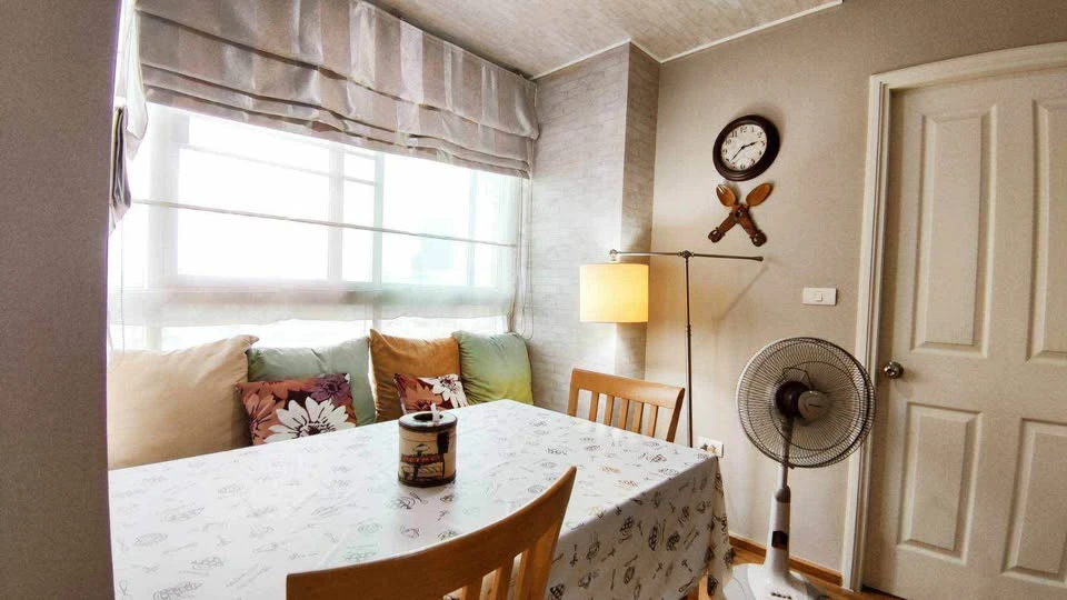 ให้เช่า U Delight Rattanathibet ห้องพื้นที่ใช้สอยเยอะ ติดวอลเปเปอร์ลายสวย โซฟาตัวใหญ่น่านั่ง จองเลย