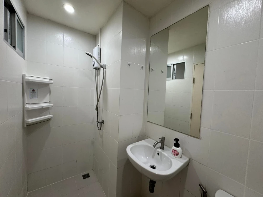 ให้เช่า V Condo Ladkrabang ห้องชั้น 1 วิวสระว่ายน้ำ เฟอร์นิเจอร์ครบครัน หิ้วกระเป๋าเข้าอยู่ได้เลยจ้า