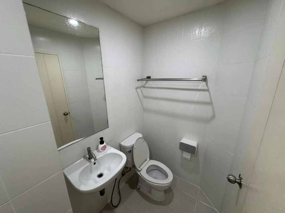 ให้เช่า V Condo Ladkrabang ห้องชั้น 1 วิวสระว่ายน้ำ เฟอร์นิเจอร์ครบครัน หิ้วกระเป๋าเข้าอยู่ได้เลยจ้า