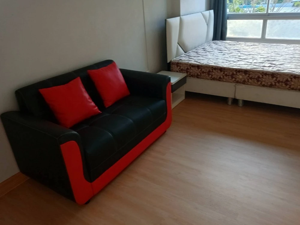 Zoom Condo Place for rent. Nice unit on the 2nd floor. Great location, private, and convenient transportation. Book now!