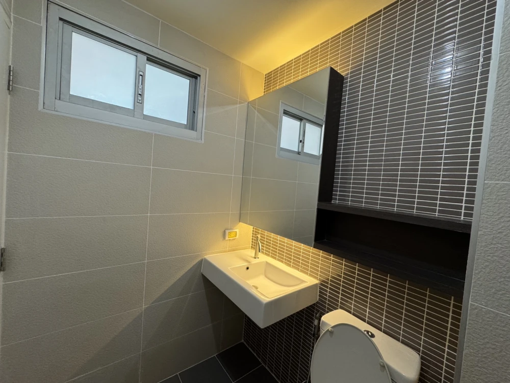 Condo for Sale: The Leaf Phatthanakan | Cozy South-Facing Unit with Comfortable Living Atmosphere