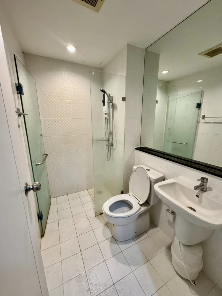 🏠🌃 For Sale/Rent: The Tree Interchange Condo 🏠🌃