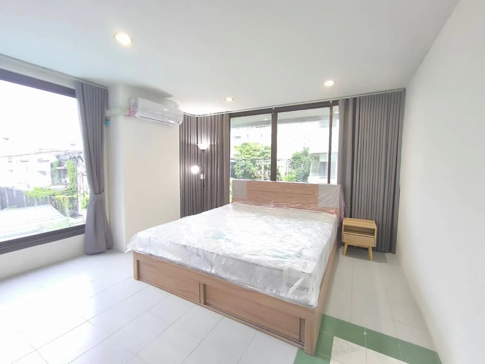 📍 Condo in a prime location in the heart of Thonglor 11. Conveniently located near restaurants, cafes, and lifestyle venues.