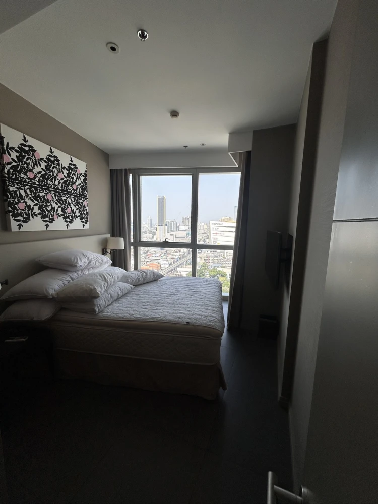 🌊 For rent: The River, luxury condo on the Chao Phraya River, million-dollar view.