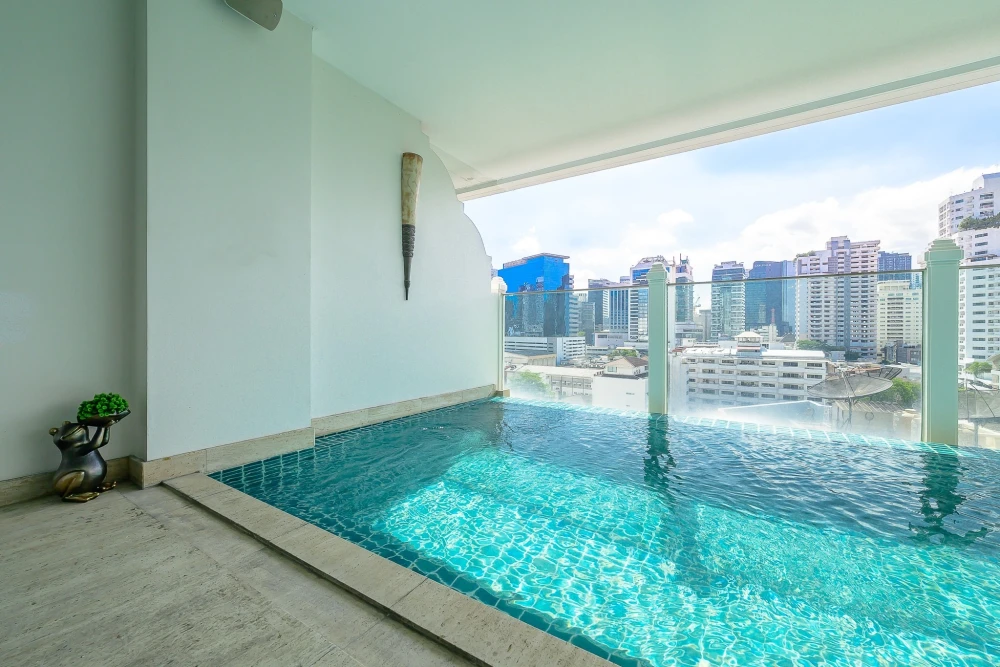 🏢 For Rent: Le Raffine Sukhumvit 39, a luxury condo with a private swimming pool.