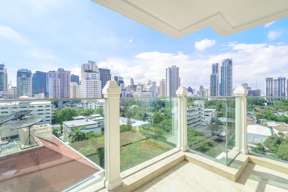 🏢 For Rent: Le Raffine Sukhumvit 39, a luxury condo with a private swimming pool.