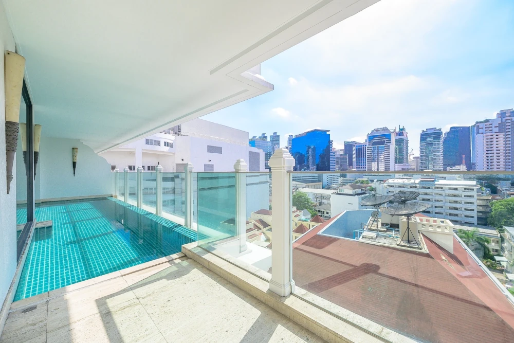 🏢 For Rent: Le Raffine Sukhumvit 39, a luxury condo with a private swimming pool.