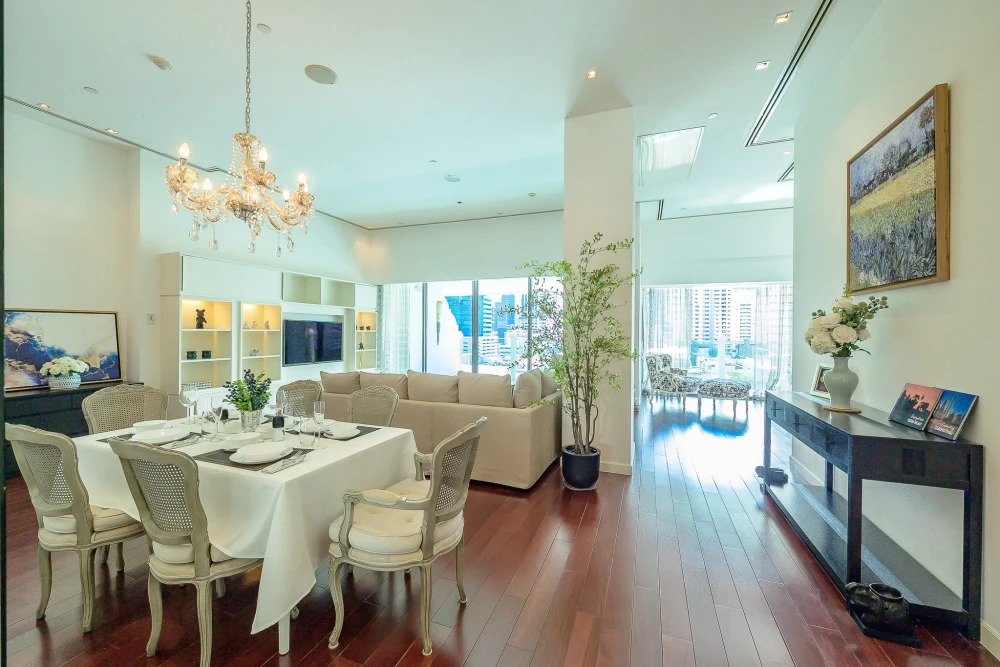 🏢 For Rent: Le Raffine Sukhumvit 39, a luxury condo with a private swimming pool.
