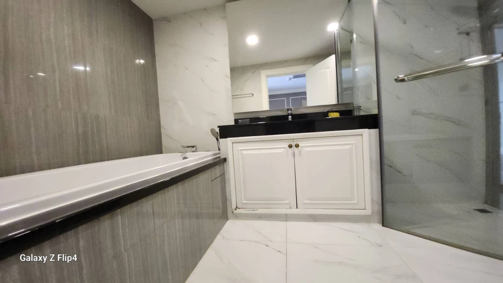 ✨ State Tower Silom Elevated Living with River & ICONSIAM Views | 68.23 sq.m. on the 28th Floor