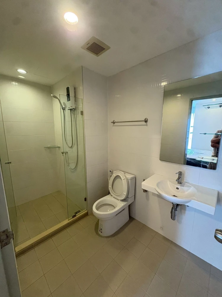 🏢 Corner Unit, Newly Renovated, Wide Balcony, High Floor View