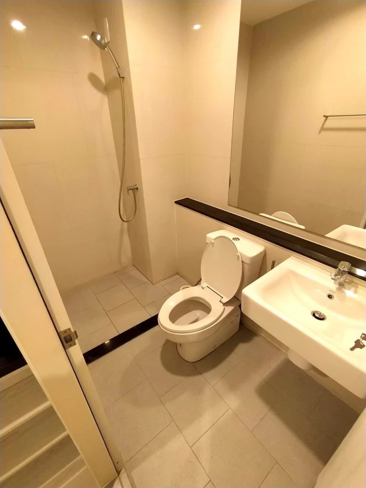 🌷🏢 For Rent Aspire Erawan | High Floor Unit, Simple & Ready to Customize! 🏢🌷