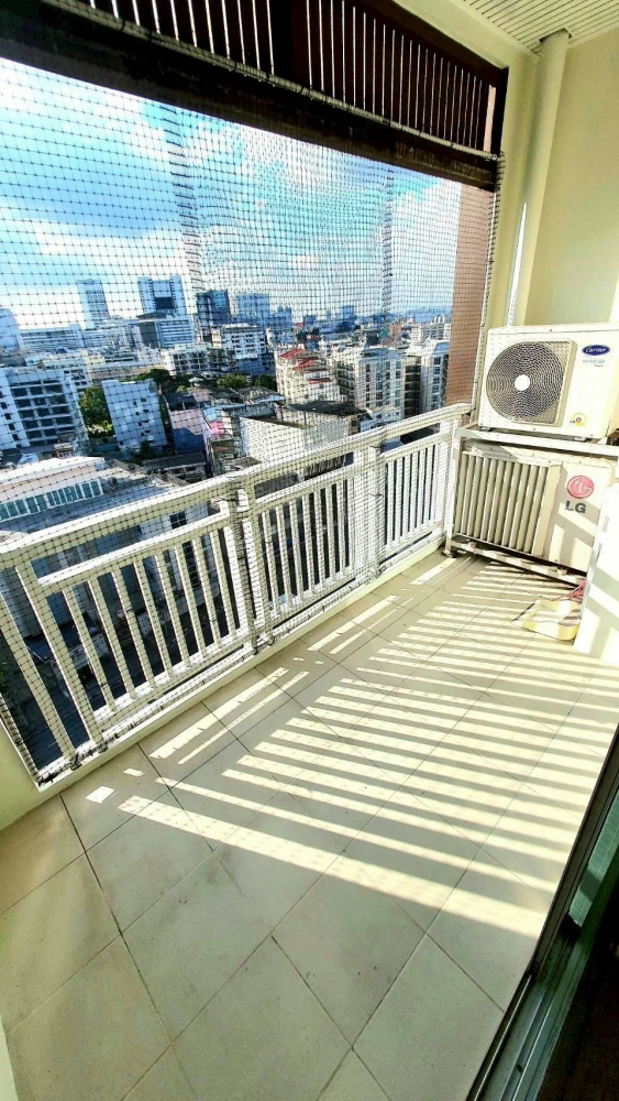 🦋🏙️ Chewathai Ratchaprarop Condo for Rent | Large 2-bedroom unit with pool view, prime city center location! 🏙️🦋
