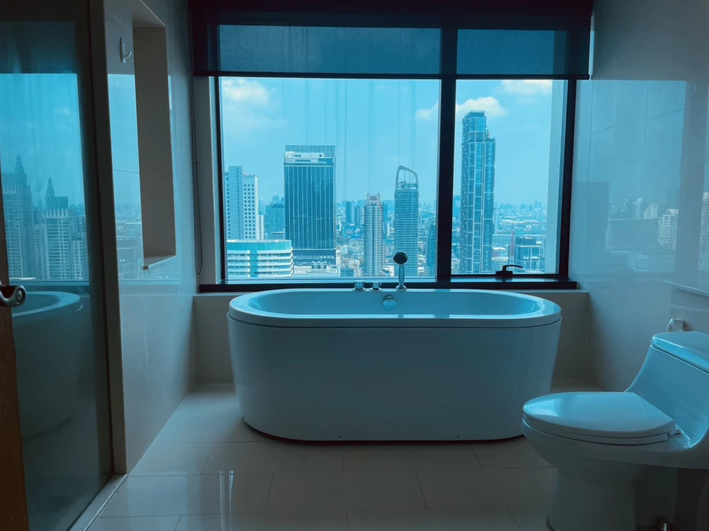 🏙️🪄 For Rent: The Royal Maneeya – Spacious Luxury Living! 🪄🏙️