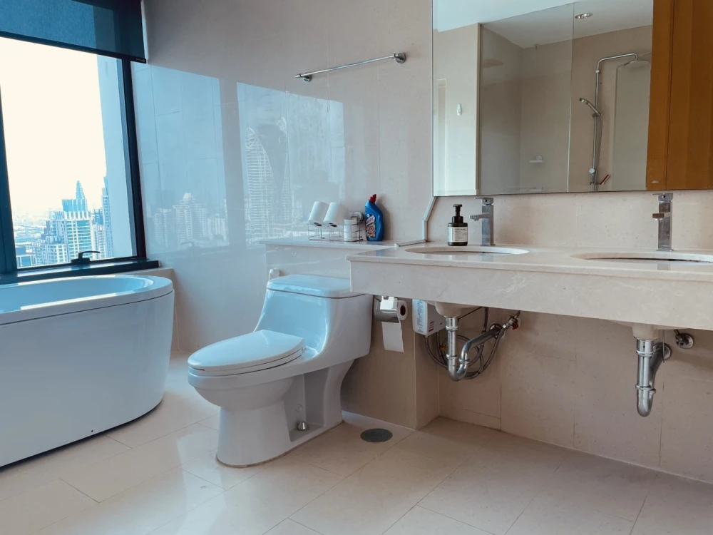 🏙️🪄 For Rent: The Royal Maneeya – Spacious Luxury Living! 🪄🏙️