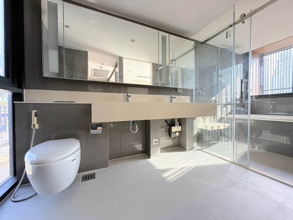 🌟🏙️ For Rent: Urbietia Thonglor | Spacious 2-bedroom apartment in the heart of Thonglor, ready to move in! 🏙️🌟