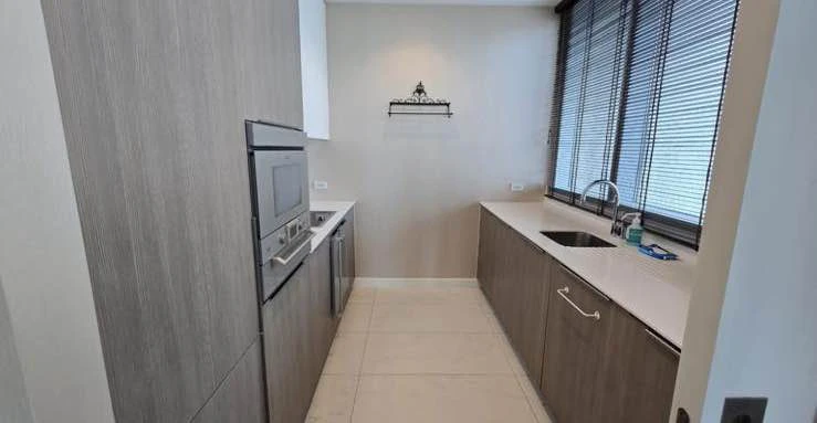 🏢 Luxury Condo for Rent at 185 Rajadamri – Special Price with Lumpini Park View