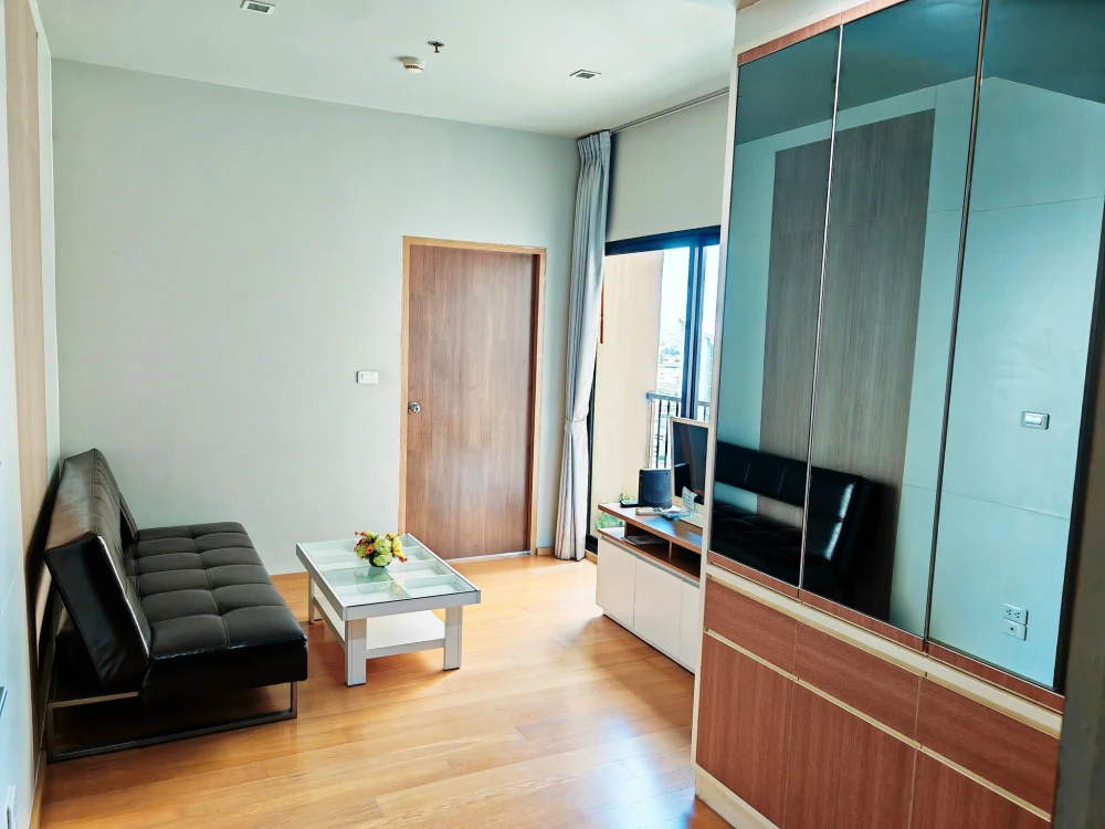 Condo for rent Noble Revent, spacious room There is a usable area on the 25th floor with a high view. Book now, don't wait.