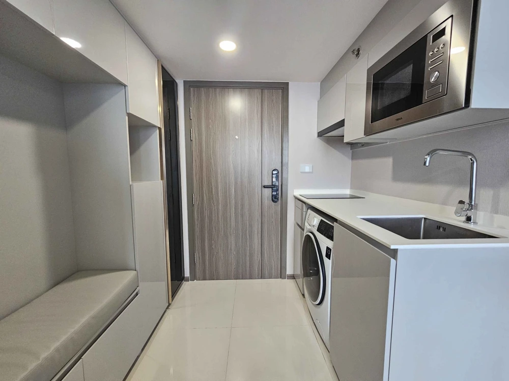 Ready-to-move-in condo unit at KnightBridge Space Rama 4. High floor, fully furnished. Book now!