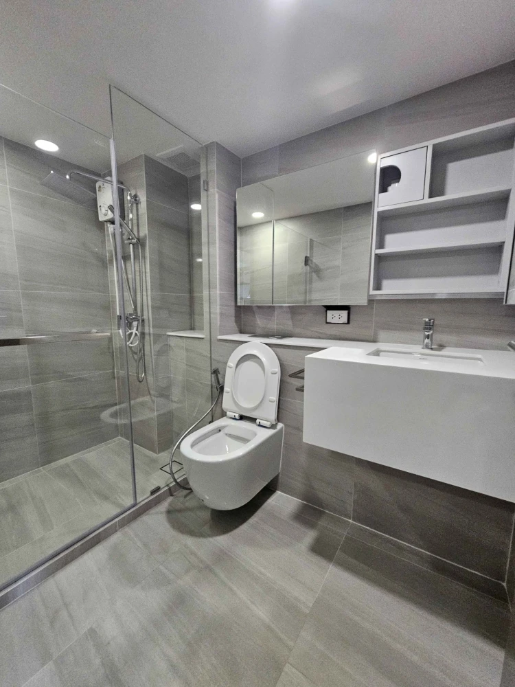 Ready-to-move-in condo unit at KnightBridge Space Rama 4. High floor, fully furnished. Book now!