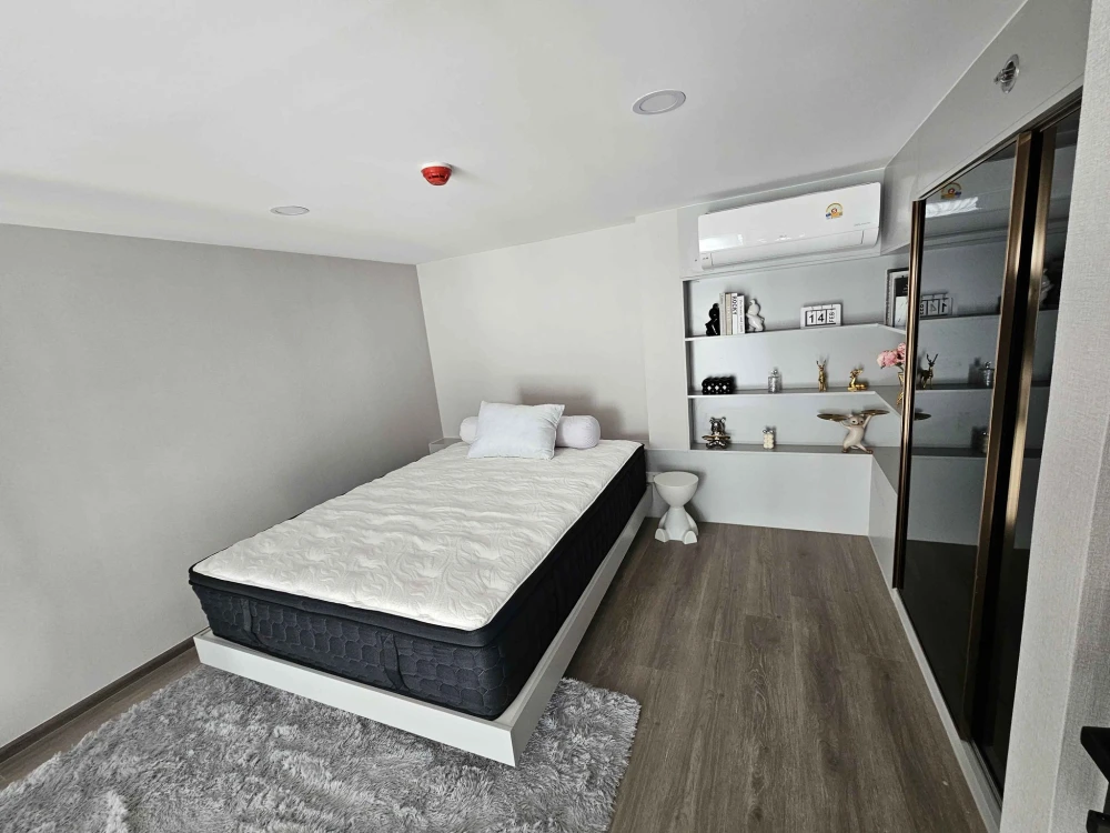 Ready-to-move-in condo unit at KnightBridge Space Rama 4. High floor, fully furnished. Book now!