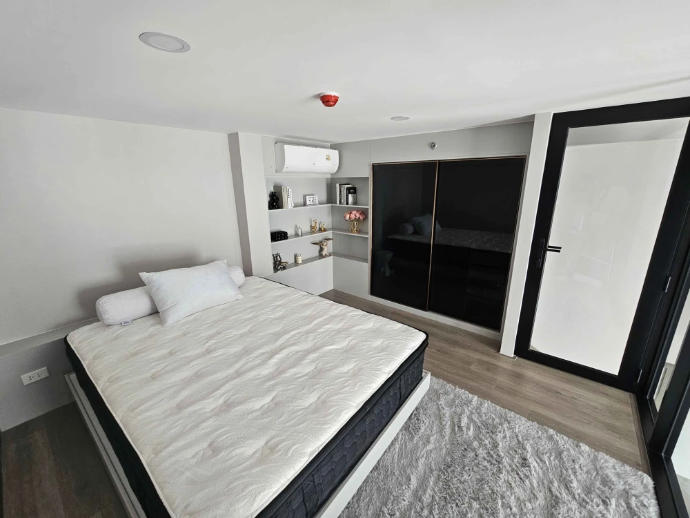 Ready-to-move-in condo unit at KnightBridge Space Rama 4. High floor, fully furnished. Book now!