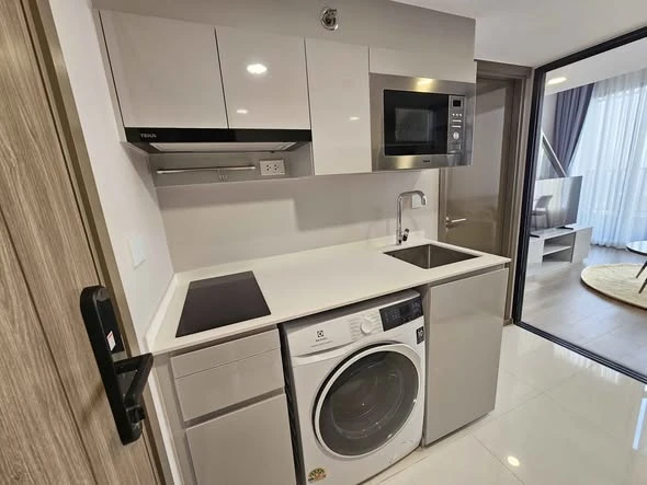 Ready-to-move-in condo unit at KnightBridge Space Rama 4. High floor, fully furnished. Book now!