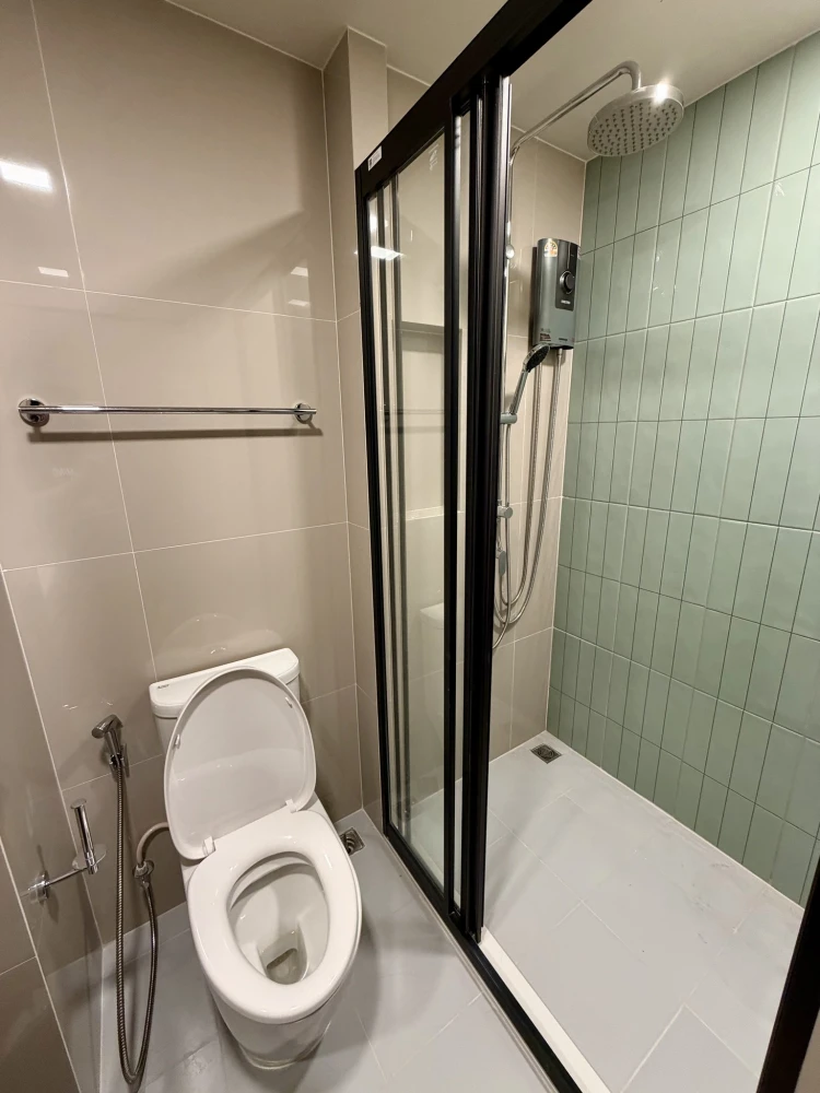 FOR RENT | FLO by Sansiri River View Unit. Clean room, beautiful built-in furniture, ready to move in. Book now, don't miss out!