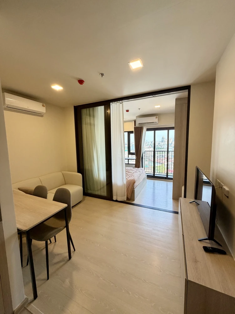 FOR RENT | FLO by Sansiri River View Unit. Clean room, beautiful built-in furniture, ready to move in. Book now, don't miss out!
