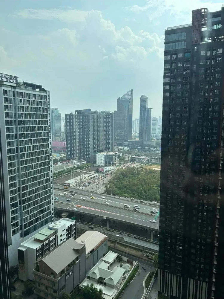 FOR RENT • Life Asoke - Rama 9 ห้องพร้อมอยู่ สิ่งอำนวยความสะดวกครบ มาจองได้แล้ววันนี้ อย่าพลาด