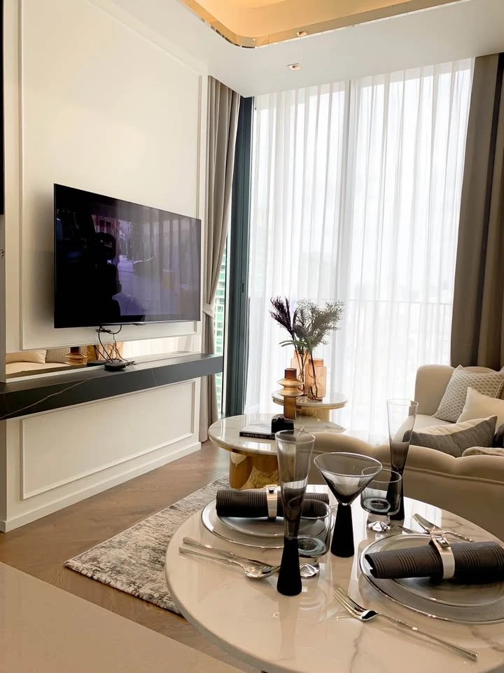 For rent 28 Chidlom, a beautifully decorated room, complete with furniture and electrical appliances. Hurry and reserve today.