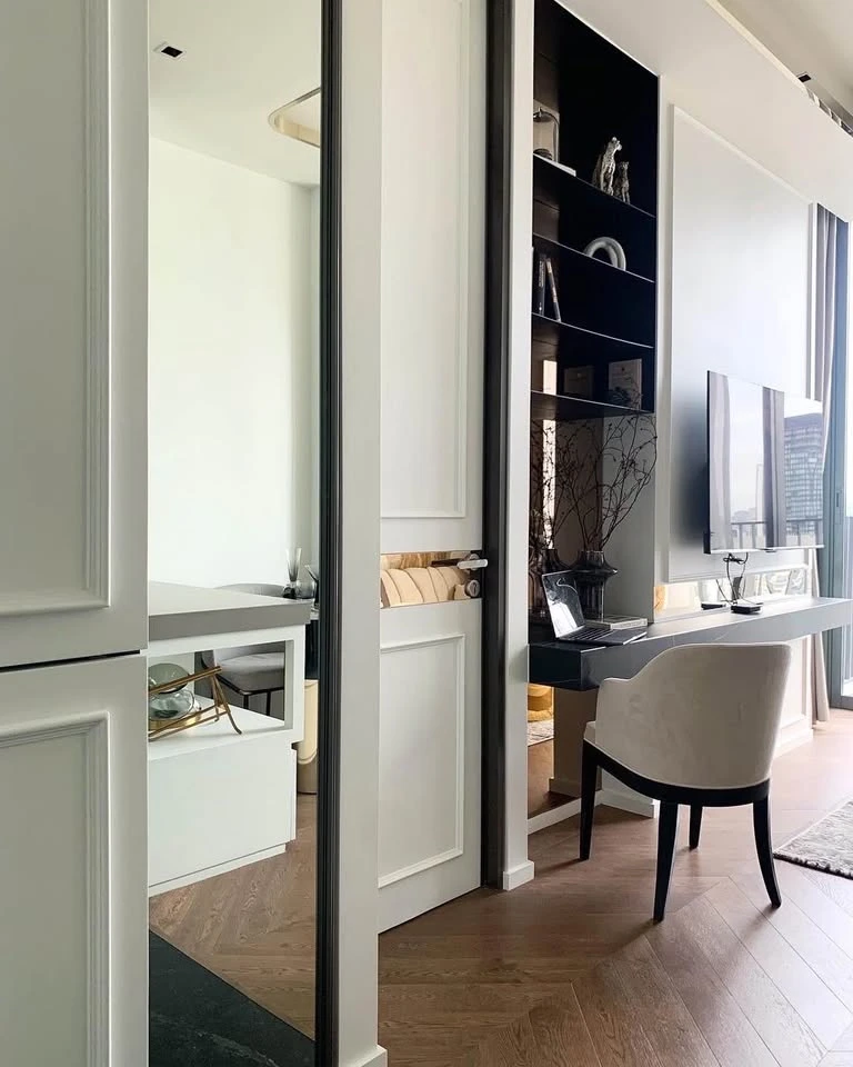 For rent 28 Chidlom, a beautifully decorated room, complete with furniture and electrical appliances. Hurry and reserve today.