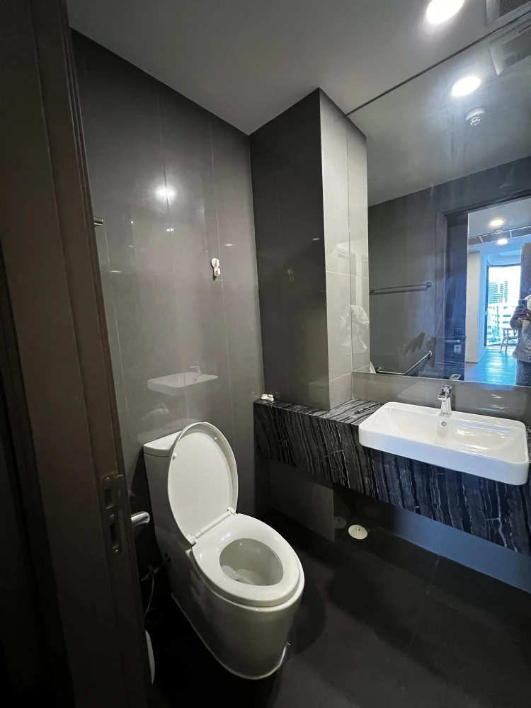 For rent Ashton Chula - Silom, large room, lots of usable space, comes with amenities, hurry and book.