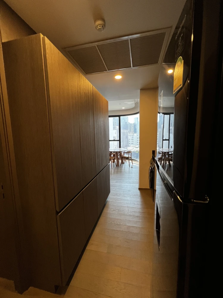 For rent Ashton Chula - Silom, large room, lots of usable space, comes with amenities, hurry and book.