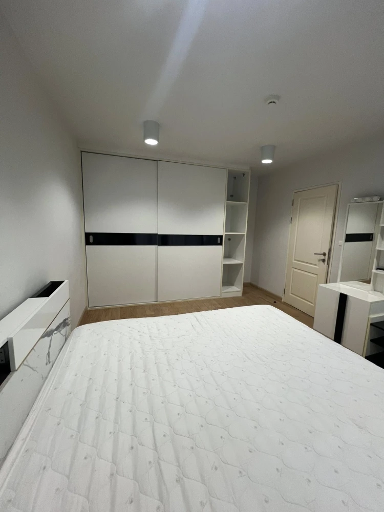 For rent Bangkok Feliz Krungthonburi, fully furnished room, ready to move in, great price, hurry and book now.