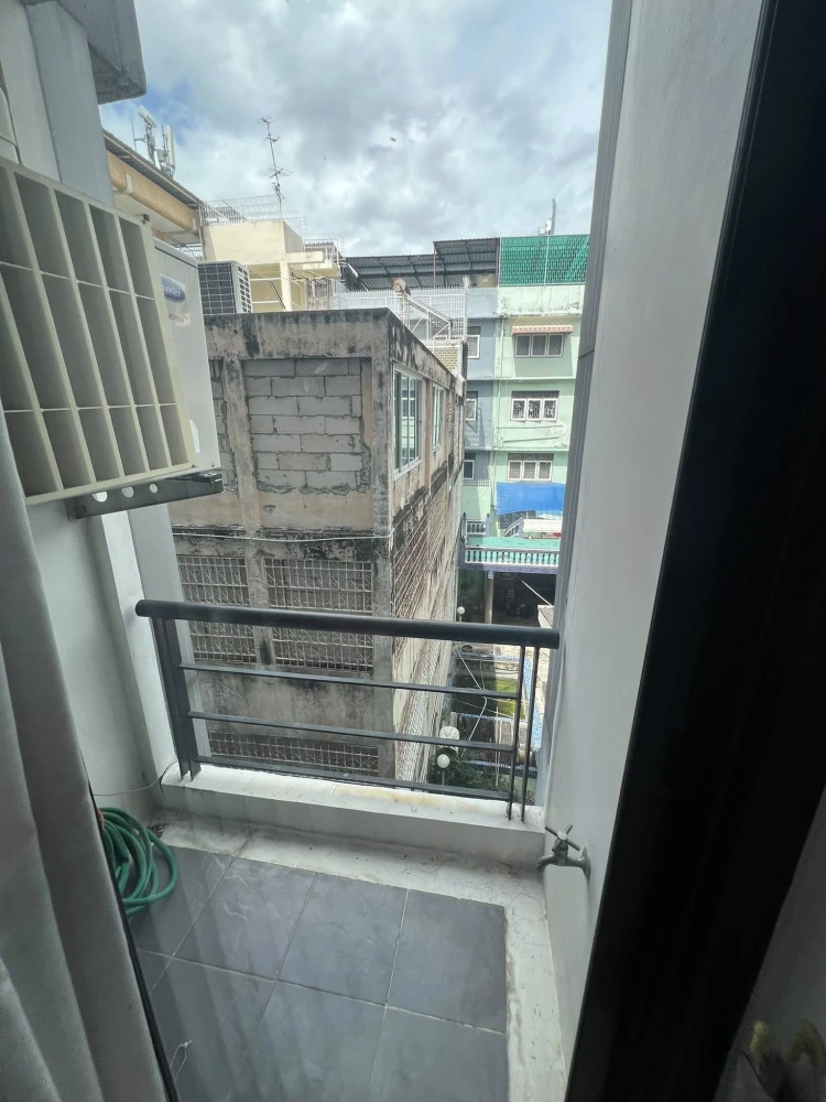 For rent Bangkok Feliz Krungthonburi, fully furnished room, ready to move in, great price, hurry and book now.