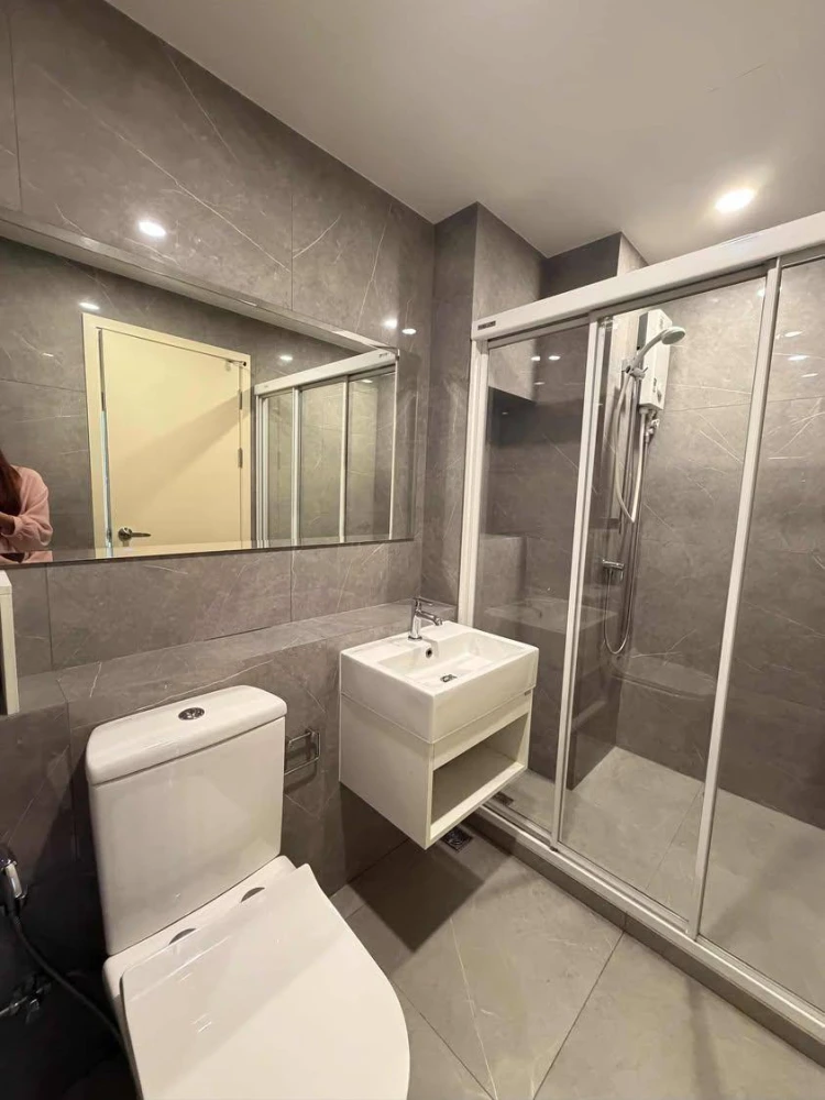 For rent  Blue Sukhumvit 105 ห้องน่าอยู่ เฟอร์ เครื่องใช้ไฟฟ้ครบ ลากกระเป๋าเข้าอยู่ได้เลย อย่าพลาด