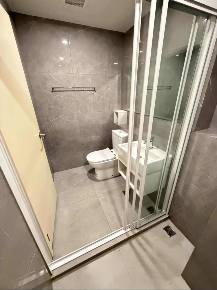 For rent  Blue Sukhumvit 105 ห้องน่าอยู่ เฟอร์ เครื่องใช้ไฟฟ้ครบ ลากกระเป๋าเข้าอยู่ได้เลย อย่าพลาด