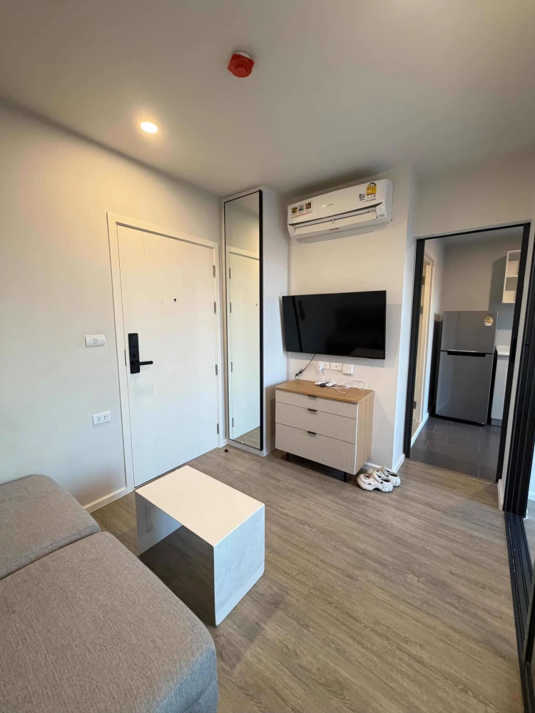 For rent  Blue Sukhumvit 105 ห้องน่าอยู่ เฟอร์ เครื่องใช้ไฟฟ้ครบ ลากกระเป๋าเข้าอยู่ได้เลย อย่าพลาด