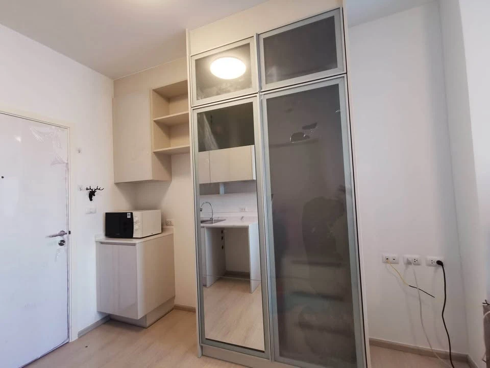 For rent: Chapter One Eco Ratchada-Huai Khwang. Corner unit, offering privacy. Great value! Book now!