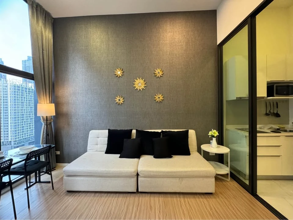 For rent Chewathai Residence Asoke, fully furnished room, ready to move in, complete electrical appliances, good view, book now.