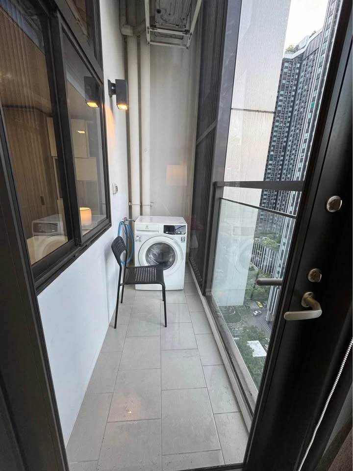 For rent Chewathai Residence Asoke, fully furnished room, ready to move in, complete electrical appliances, good view, book now.