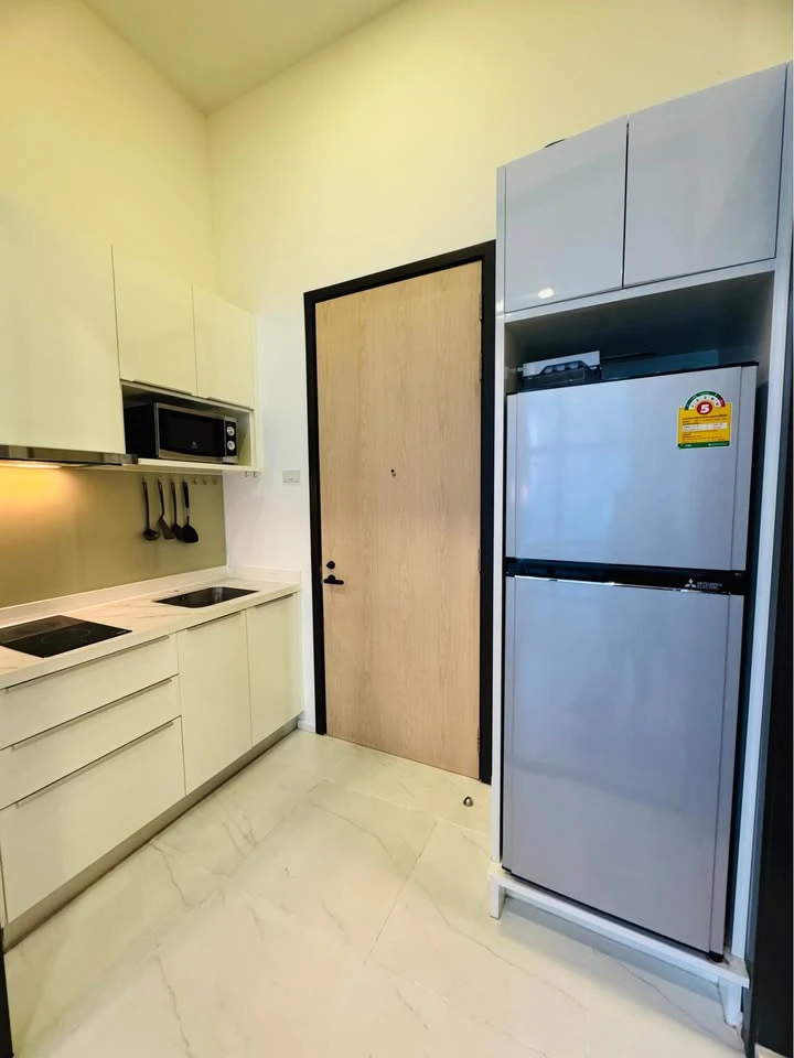 For rent Chewathai Residence Asoke, fully furnished room, ready to move in, complete electrical appliances, good view, book now.