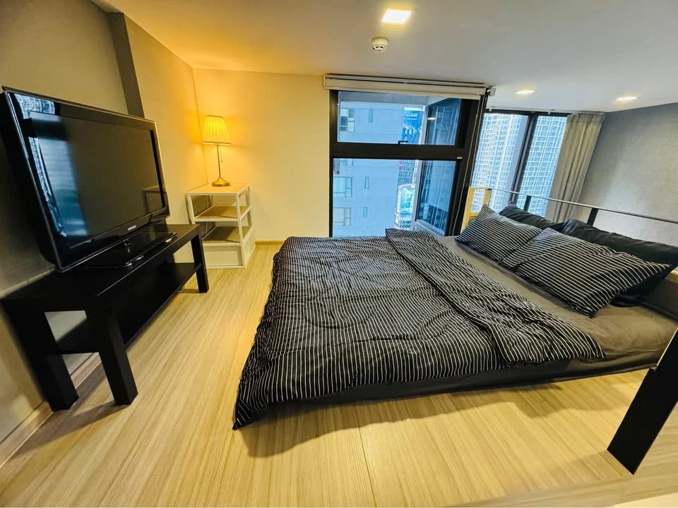 For rent Chewathai Residence Asoke, fully furnished room, ready to move in, complete electrical appliances, good view, book now.