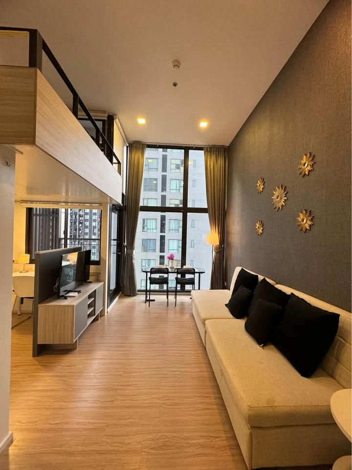 For rent Chewathai Residence Asoke, fully furnished room, ready to move in, complete electrical appliances, good view, book now.