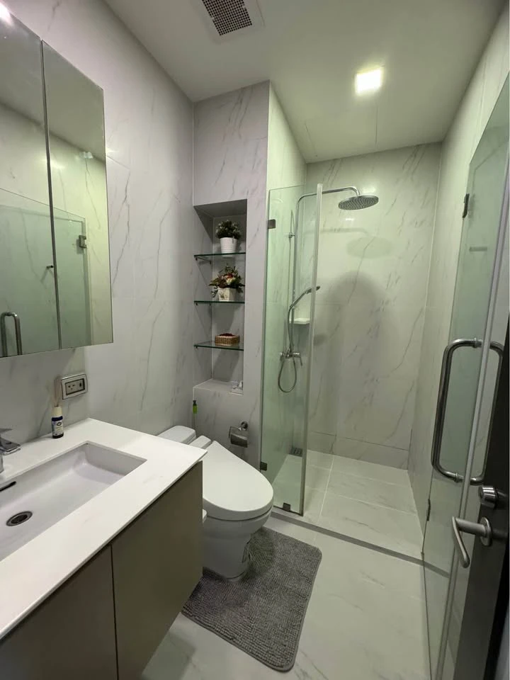 For rent Chewathai Residence Asoke, fully furnished room, ready to move in, complete electrical appliances, good view, book now.