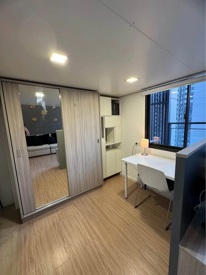 For rent Chewathai Residence Asoke, fully furnished room, ready to move in, complete electrical appliances, good view, book now.