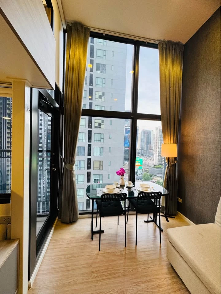 For rent Chewathai Residence Asoke, fully furnished room, ready to move in, complete electrical appliances, good view, book now.